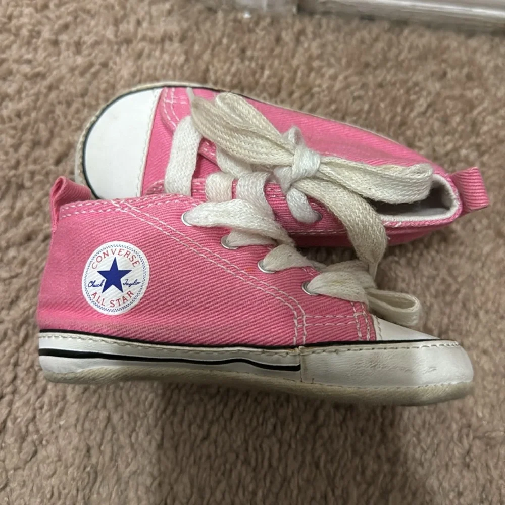 Baby girl converse shoes 💚 💜